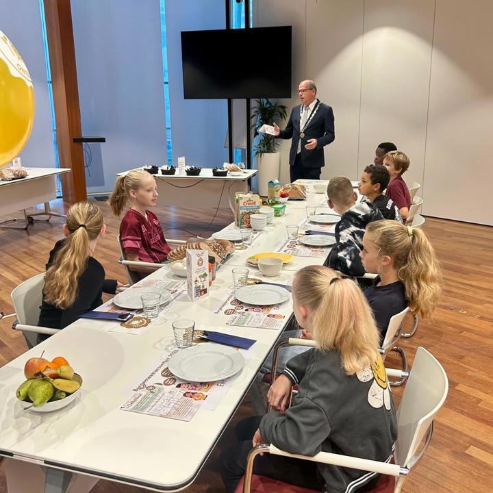 kinderburgemeester Sebastiaan en zijn klasgenoten van de basisschool De Fontein ontbijten met loco burgemeester Schotanus