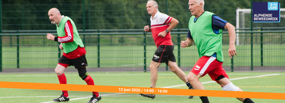 Oudere mannen rennen op een voetbalveld