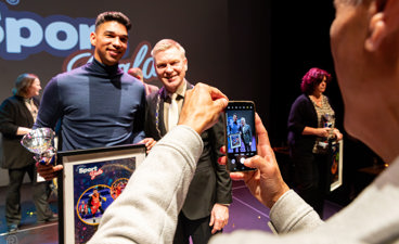 Arvin Slagter poseert met burgemeester tijdens Alphens Sportgala 2024