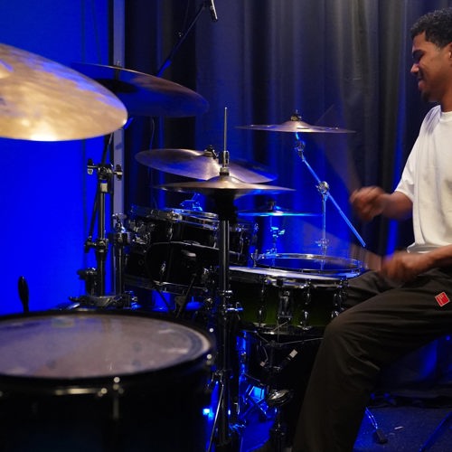 Giordano van der Veen in actie op de drums