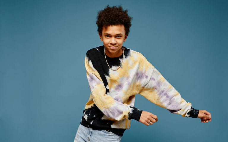 Dansende tiener jongen