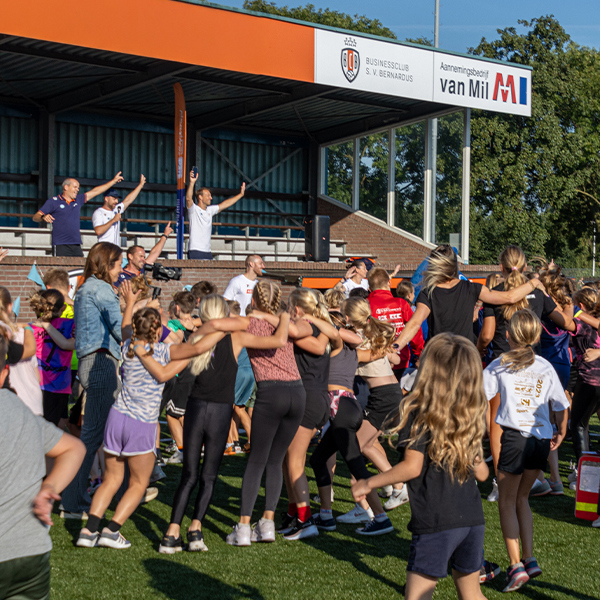 Groep hossende basisschoolleerlingen