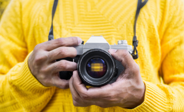 Handen die een fototoestel vasthouden