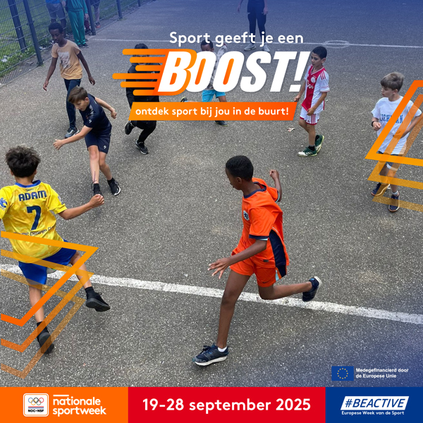 Aankondigingsbeeld voor Nationale Sportweek 2025 met een actiefoto van straatvoetballende kinderen.