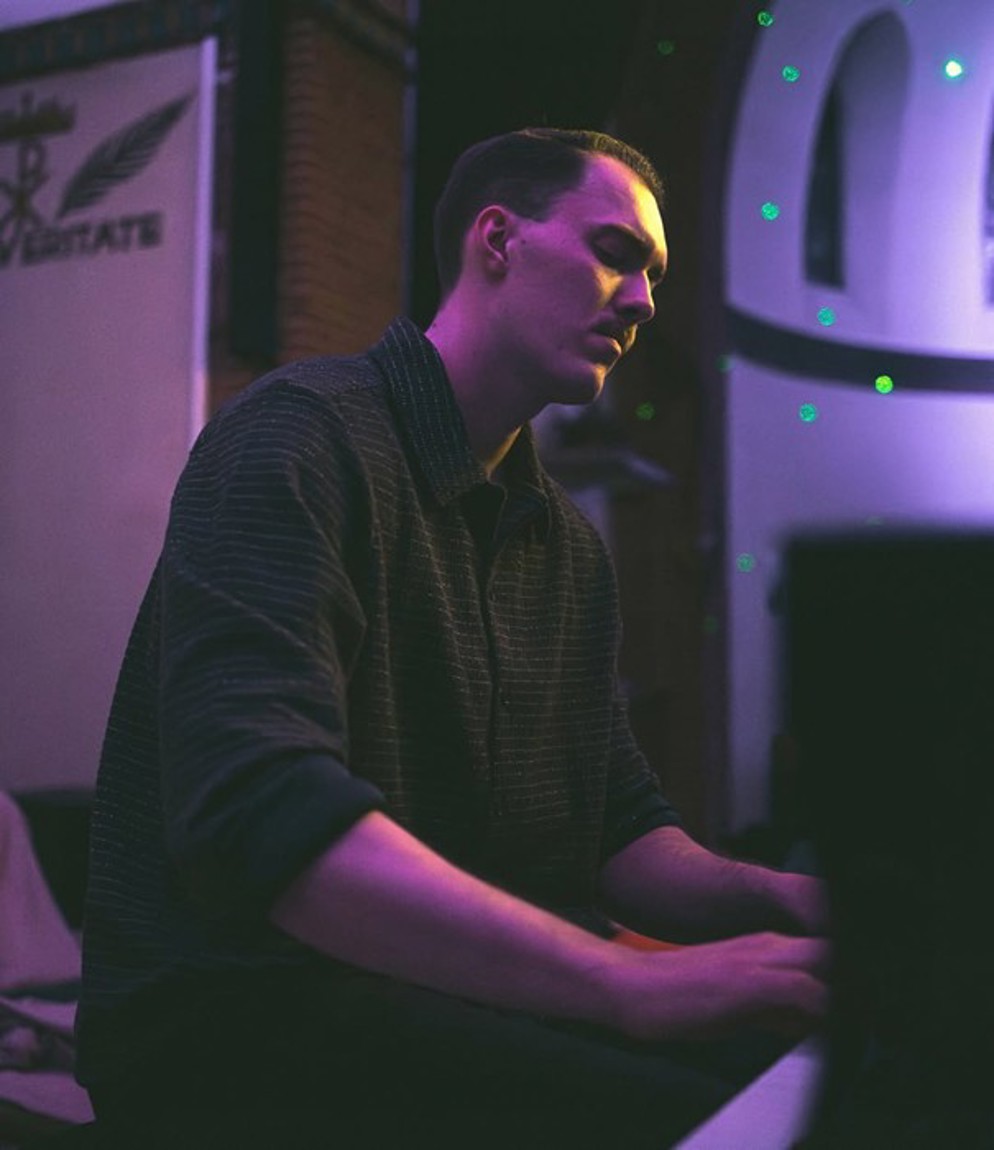 Koen Visser speelt Piano