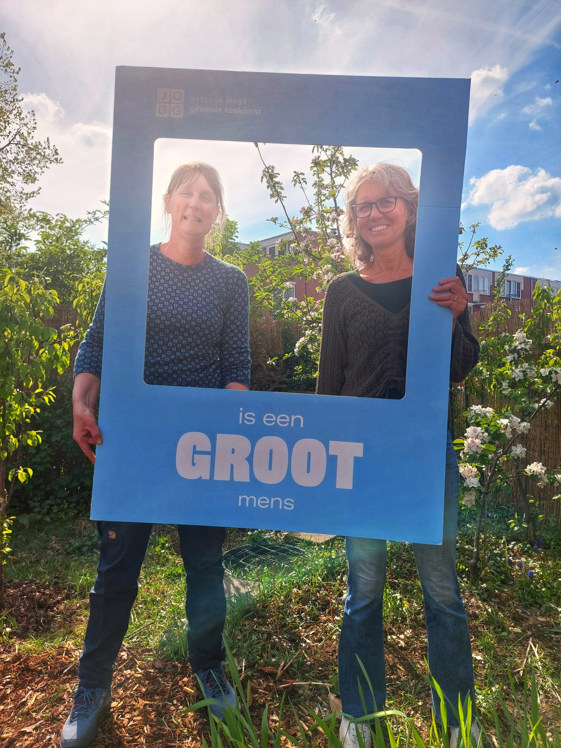 Moestuincoaches Sabine en Carla poseren in het kader van de "Grote mensen campagne" van JOGG.
