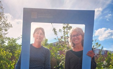 Moestuincoaches Sabine en Carla poseren in het kader van de "Grote mensen campagne" van JOGG.