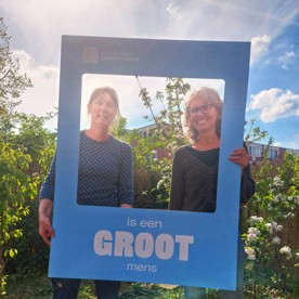 Moestuincoaches Sabine en Carla poseren in het kader van de "Grote mensen campagne" van JOGG.
