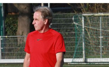 Jan van Dorp in actie als scheidsrechter