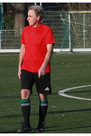Jan van Dorp in actie als scheidsrechter
