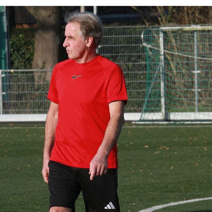 Jan van Dorp in actie als scheidsrechter