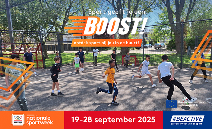 Aankondigingsbeeld voor Nationale Sportweek 2025 met een actiefoto van straatvoetballende tieners