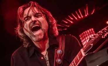 Roland Brons in actie op het podium