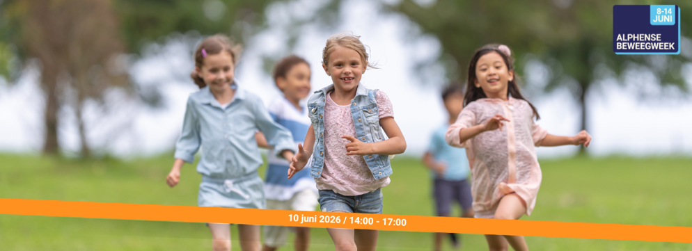 Kinderen rennen in het gras