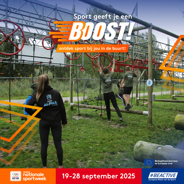 Aankondigingsbeeld voor Nationale Sportweek 2025 met actiefoto van tieners op een outdoor survival parcours.