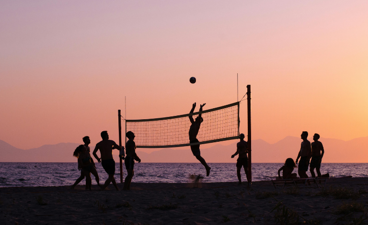 Potje beachvolleybal in de avondzon