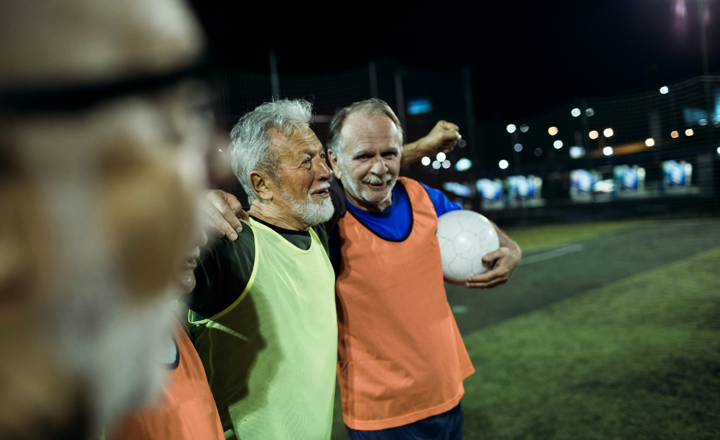 Mannen op het sportveld met een bal in de hand