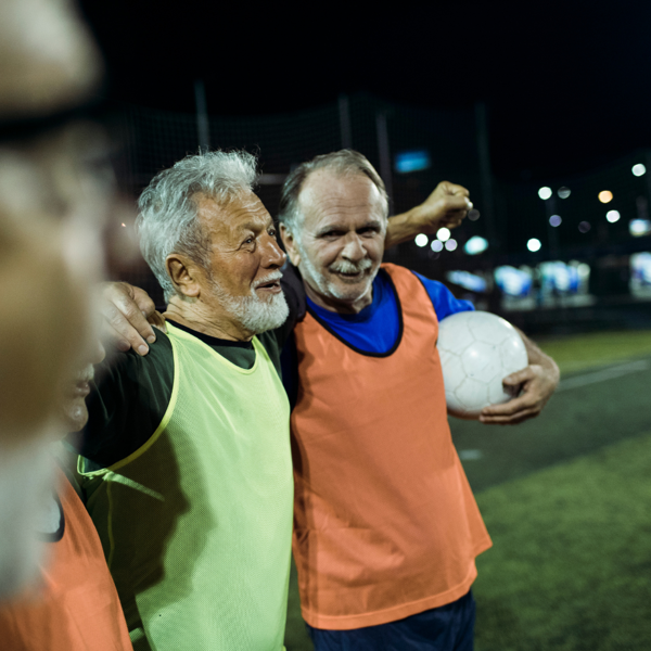 Mannen op het sportveld met een bal in de hand