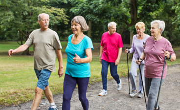 Mensen van 50 jaar en ouder die samen gezellig sportief wandelen.