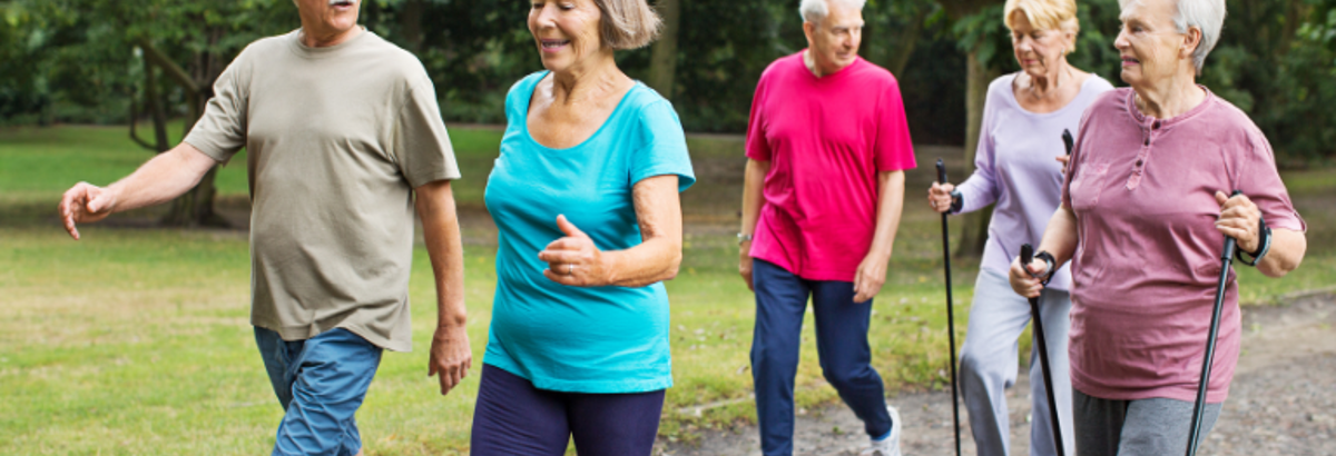 Mensen van 50 jaar en ouder die samen gezellig sportief wandelen.