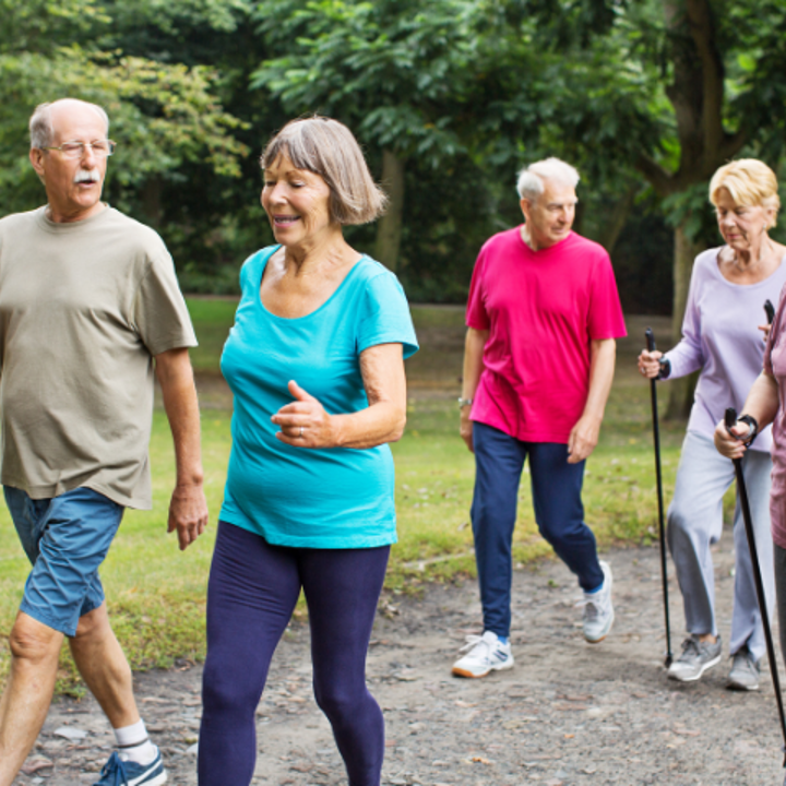 Mensen van 50 jaar en ouder die samen gezellig sportief wandelen.
