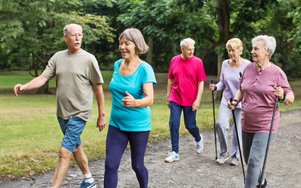 Mensen van 50 jaar en ouder die samen gezellig sportief wandelen.