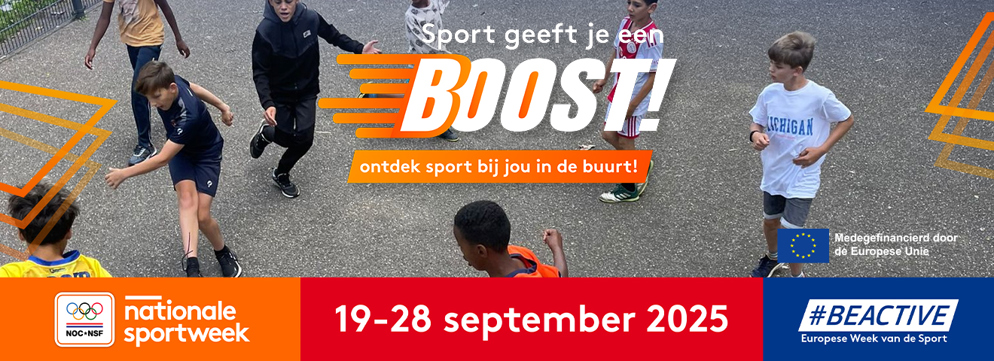Aankondigingsbeeld voor Nationale Sportweek 2025 met een actiefoto van straatvoetballende kinderen