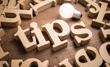 Het woord tips gemaakt van papieren letters