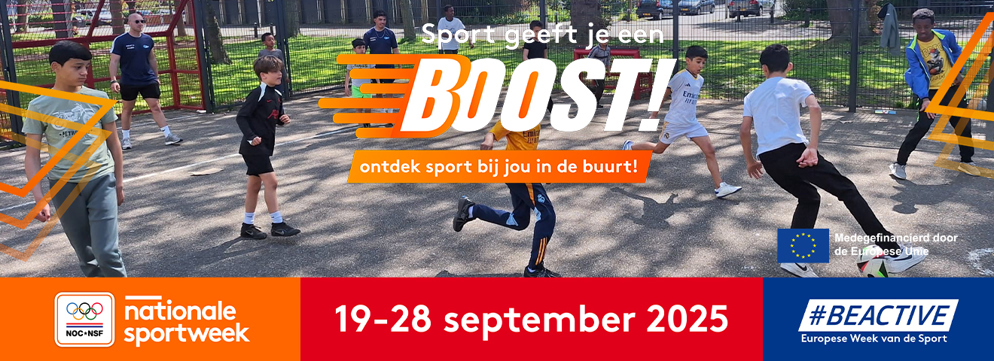 Aankondigingsbeeld voor Nationale Sportweek 2025 met een actiefoto van straatvoetballende tieners