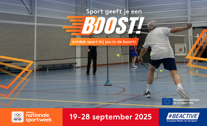 Aankondigingsbeeld voor Nationale Sportweek 2025 met een actiefoto van een badmintonner.