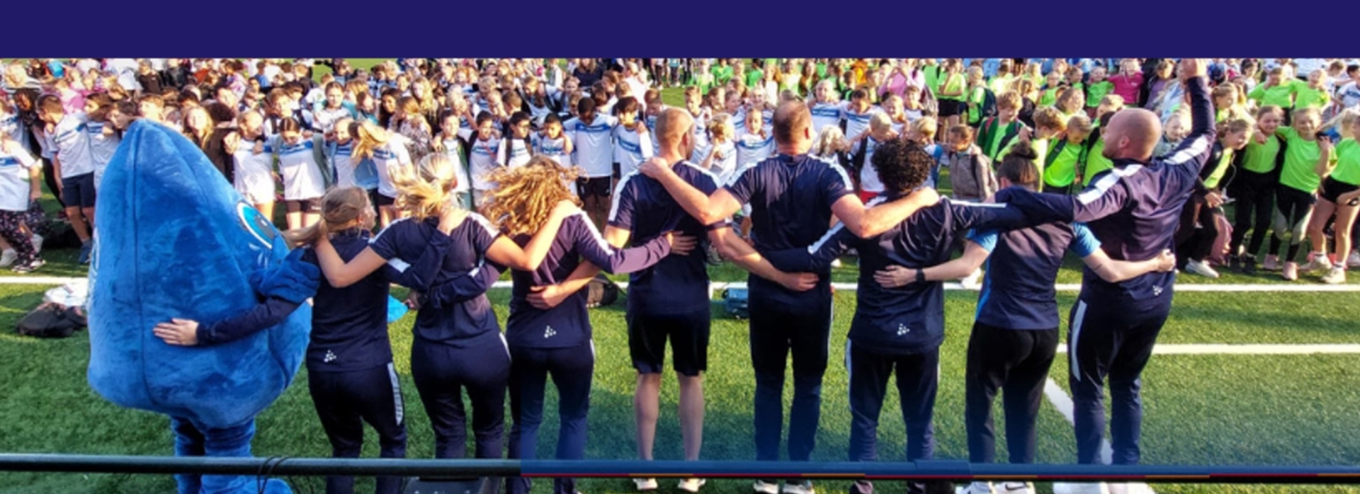 Team Alphen Vitaal doet tijdens de Nationale Sportweek 2024 een warming up met kinderen uit het basisonderwijs.