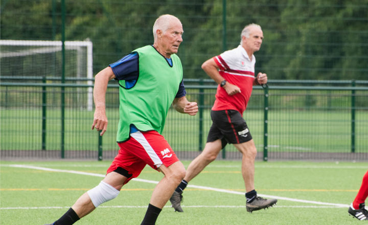 Voetballende oudere mannen