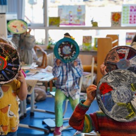 Kinderen van het basisonderwijs laten hun versierde LP's zien.