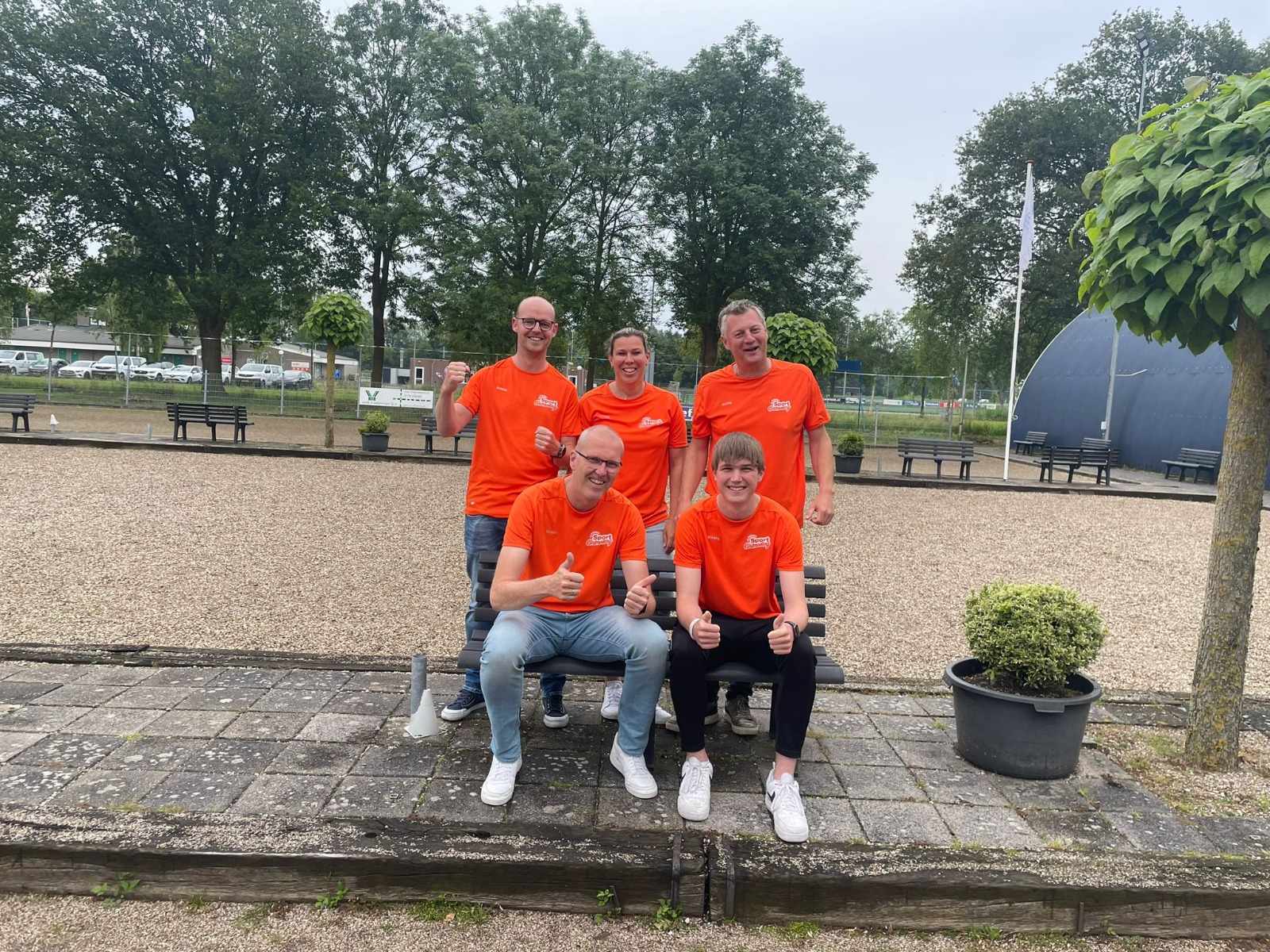Het organiserende team van de Alphens Sportontmoeting 2025 poseert.