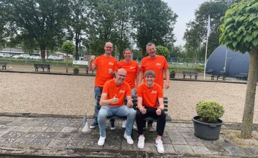Het organiserende team van de Alphens Sportontmoeting 2025 poseert.