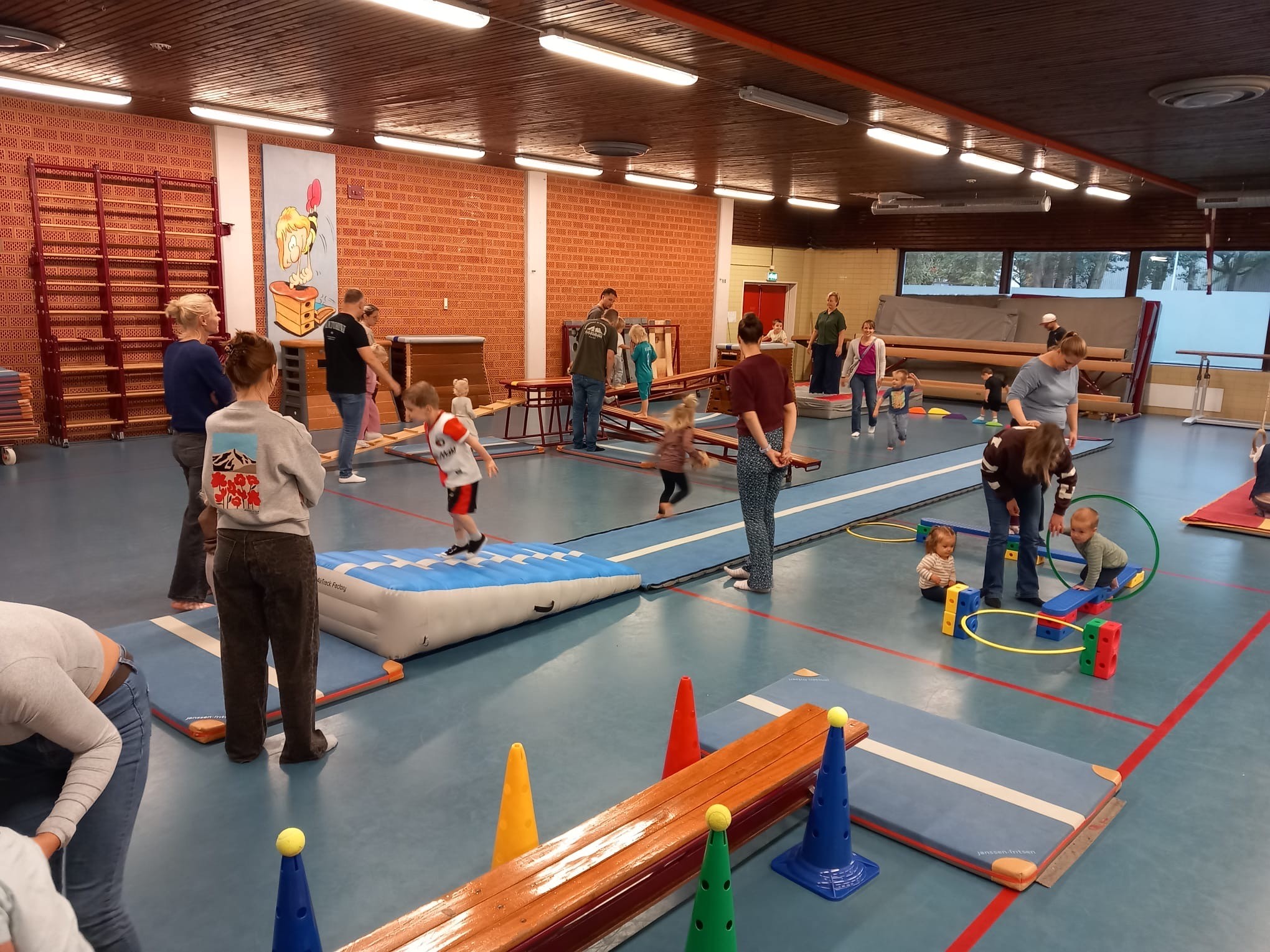 Actiefoto tijdens OUder-kind gym bij DOS Alphen aan den Rijn