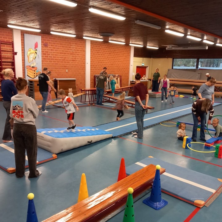 Actiefoto tijdens OUder-kind gym bij DOS Alphen aan den Rijn
