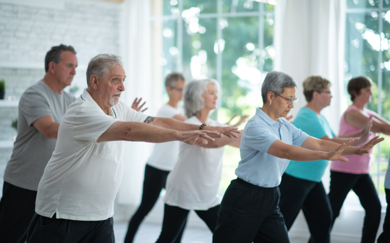 Mensen van 50 jaar en ouder sporten in een zaal.