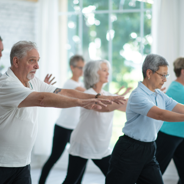 Mensen van 50 jaar en ouder sporten in een zaal.