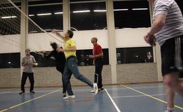 Groep 'Hart in beweging' tijdens volleybal