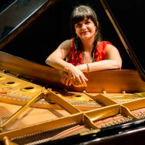 Muzikant Elizabeth Fadel poseert Fotograaf Ronald Snijders