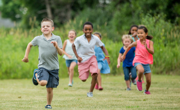 Een groep kinderen tent over het gras