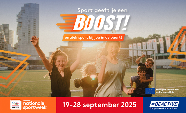 Aankondigingsbeeld voor Nationale Sportweek 2025 met juigende kinderen bij een voetbaldoel