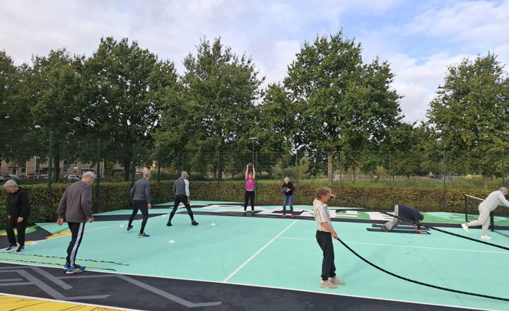 Deelnemers van de Vitality Club in het Europapark in Alphen aan den Rijn in actie