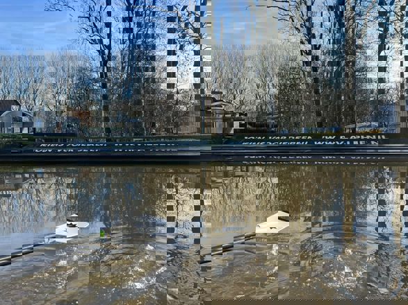 Foto van de leus (verwerkt in de dijk): Roeien is voor iedereen.