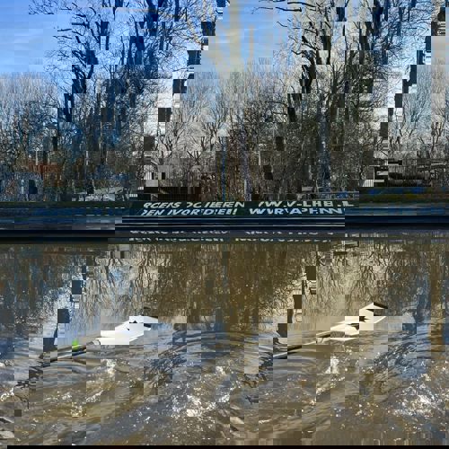 Foto van de leus (verwerkt in de dijk): Roeien is voor iedereen.