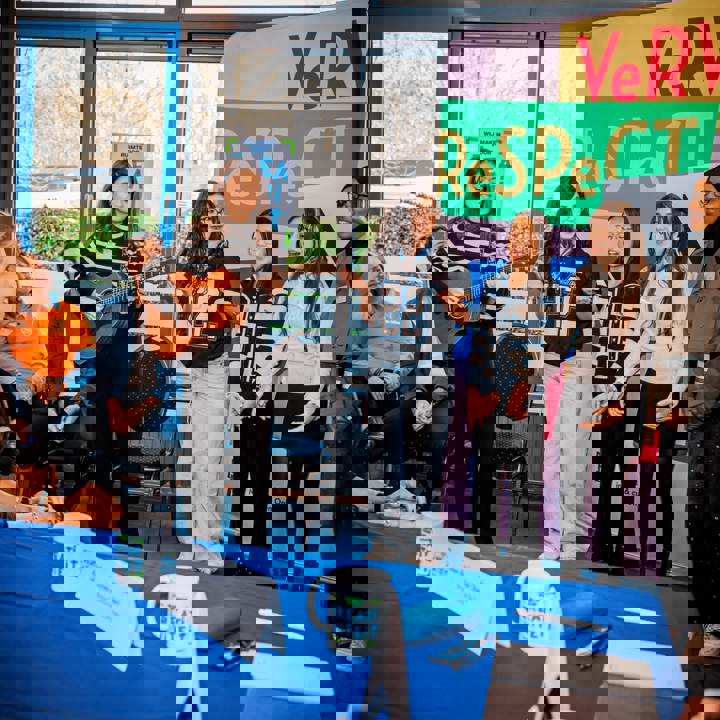 Cultuurcoach Naomi treedt op met 4 leerlingen van basisschool de Stromen voor Koningin Maxima