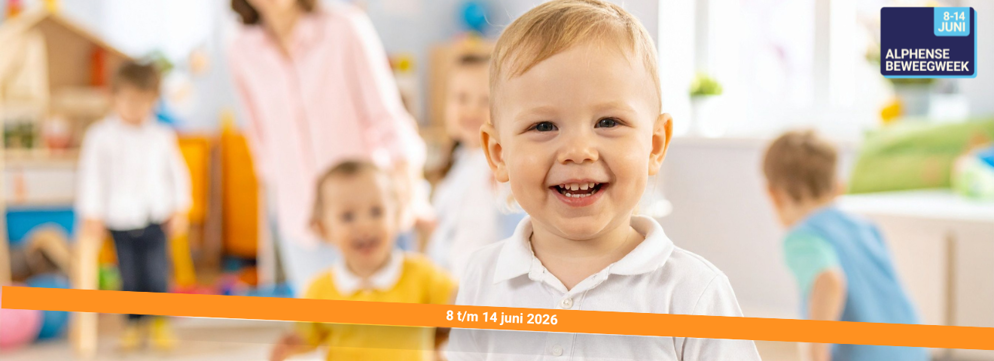 Klein blij kijkend jongetje met kinderen op de achtergrond