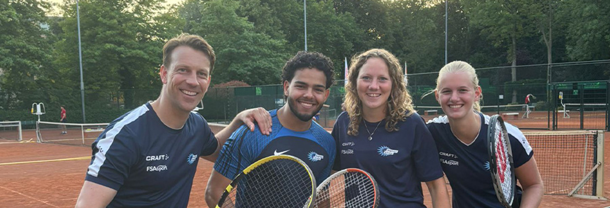 Vier medewerkers van Alphen Vitaal poseren tijdens tennistoernooi