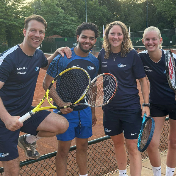 Vier medewerkers van Alphen Vitaal poseren tijdens tennistoernooi